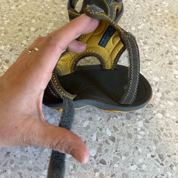 Teva Sandals with Open Toe Design Patch on and off Size 4 - Picture 8 of 9